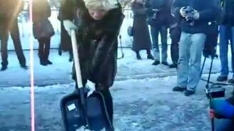 Русские девушки с лопатами - смотреть видео (2:19)