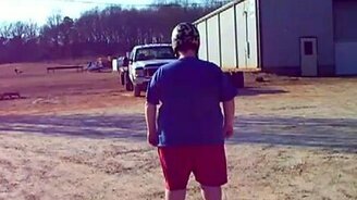 Толстяк в шлеме - смотреть видео (1:17)