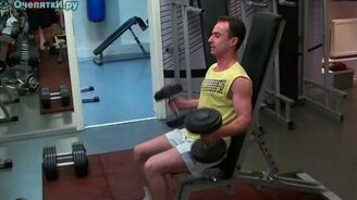 Качок с микрогантелями - смотреть видео (0:43)