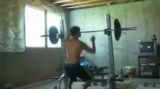 Зовёт маму на помощь - смотреть видео (1:32)