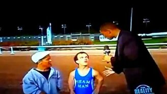 Соревнование карликов и верблюда - смотреть видео (3:03)