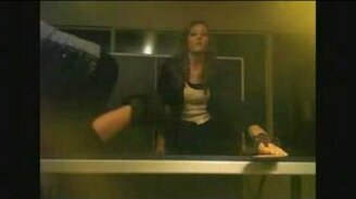 Упали вместе со столом - смотреть видео (0:12)