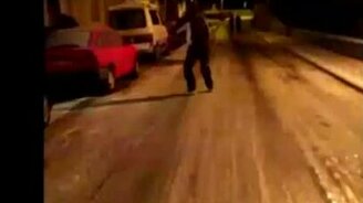 В кроссовках по льду - смотреть видео (0:24)