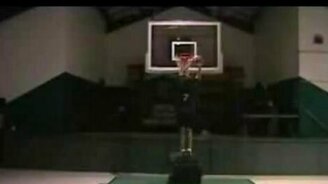 Мячом по голове - смотреть видео (0:14)