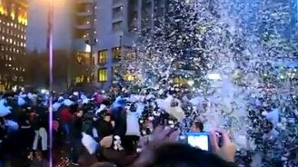 Массовый бой подушками - смотреть видео (1:31)