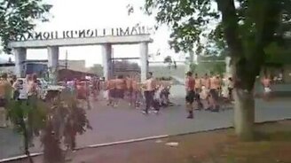 Один всех разогнал - смотреть видео (0:50)