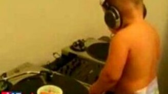 Маленький Диджей - смотреть видео (0:38)