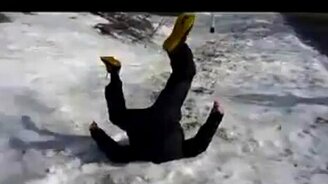 В сугроб головой - смотреть видео (0:15)