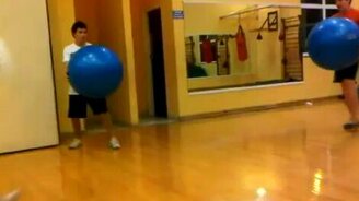 4 мальчика, 4 мячика - смотреть видео (0:14)