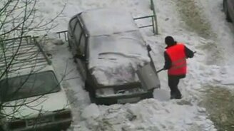 Трудолюбивый московский дворник - смотреть видео (3:19)