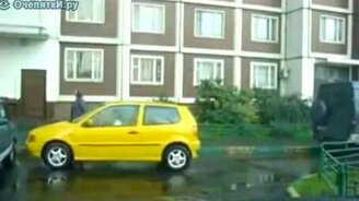 Жёлтенькая паркуется - смотреть видео (1:41)