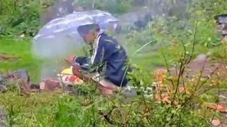 Шашлык под зонтиком - смотреть видео (0:55)