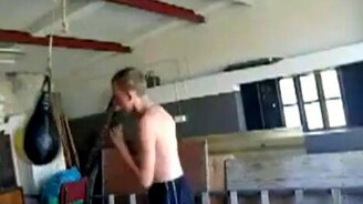 Боксёр на груше - смотреть видео (0:32)