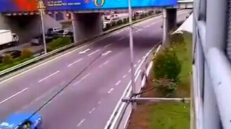 Дрифтер удирает от полиции - смотреть видео (1:25)