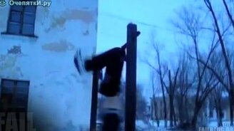 Слетел с турника - смотреть видео (0:24)