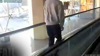 Сальто на эскалаторе - смотреть видео (0:27)