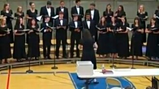 Не выдержал пения - смотреть видео (0:26)