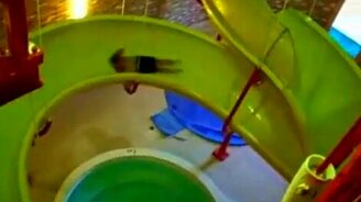 Падение в аквапарке - смотреть видео (0:16)