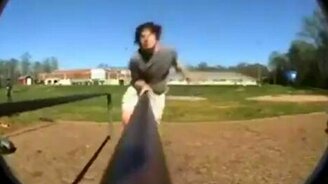 Жёстко поскользнулся - смотреть видео (0:28)