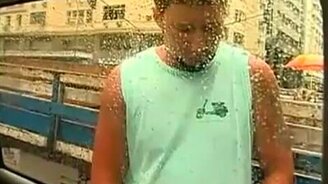 Пописал на машину репортёров - смотреть видео (0:14)