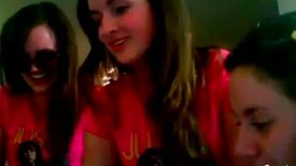 Торт не выдержал поздравления - смотреть видео (0:25)