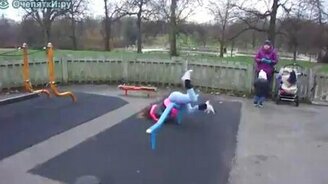 Девушка и турник - смотреть видео (0:24)