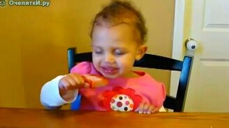 Спит и ест мороженое - смотреть видео (1:11)