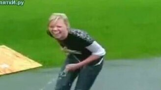 Блондинка на доске - смотреть видео (0:19)