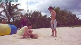 Подбросили девчушку - смотреть видео (0:31)