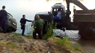 Вытаскивают авто из воды - смотреть видео (2:22)