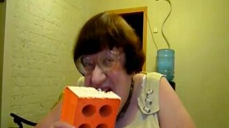 Новодворская ест кирпич - смотреть видео (0:17)