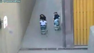 Езда в тележках - смотреть видео (0:26)