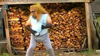 Рокер возле дров - смотреть видео (0:58)