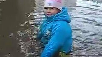 Папа с дочкой гуляет - смотреть видео (0:40)