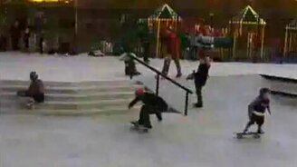 Встретились два скейтера - смотреть видео (0:18)