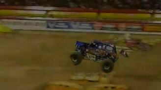 Трюк на монстр-джипе - смотреть видео (0:13)