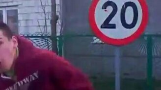 Парень против знака - смотреть видео (0:04)