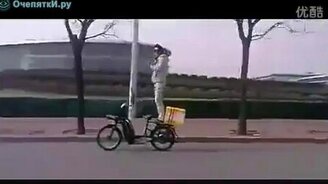 Стоя на мопеде - смотреть видео (0:48)