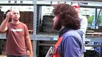 Разыгрывают прохожих - смотреть видео (1:41)