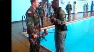 Не умеет плавать - смотреть видео (0:30)