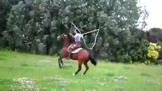 На лошади через скакалку - смотреть видео (0:10)