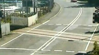 Чудом не попал под поезд - смотреть видео (0:13)