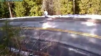 На скейте с горы - смотреть видео (0:06)