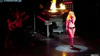 Упала на сцене - смотреть видео (0:29)