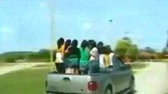 Вывалились девушки - смотреть видео (0:22)