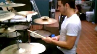 Барабанщик с тремя палочками - смотреть видео (0:28)