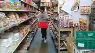 Наслаждается шоппингом - смотреть видео (1:38)