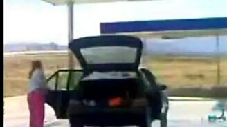 Блондинка на мойке - смотреть видео (0:48)