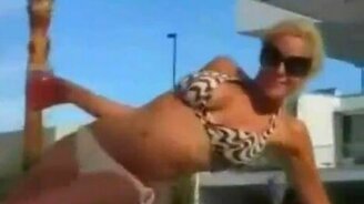 Падения блондинок - смотреть видео (2:38)