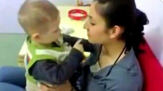 Лезет целоваться - смотреть видео (0:57)